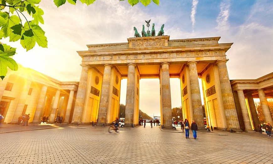 Image 2: Semi-Private Berlin Highlights Landausflug von Warnemünde und Rosto...