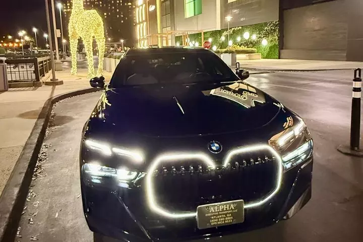 Luxury Airport Transfer in a BMW I7 E Drive 50