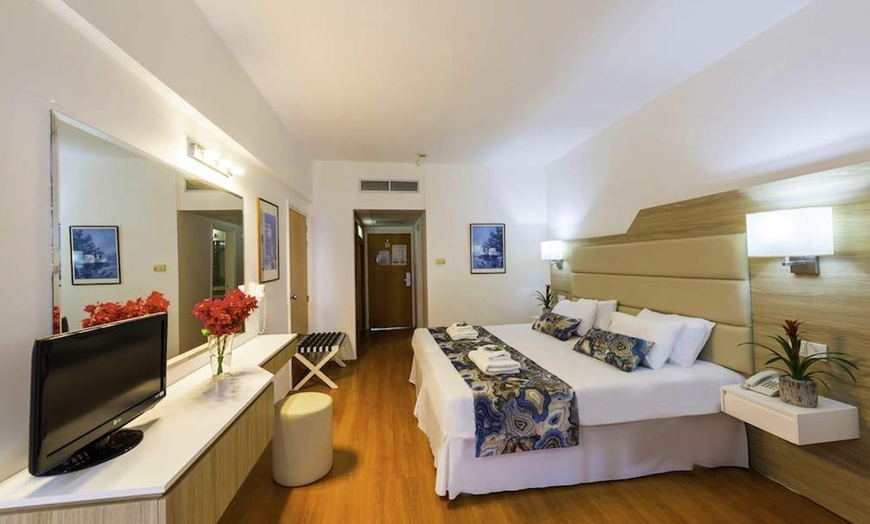Image 5: ✈ CYPR | Pafos - Ascos Coral Beach Hotel 4* - Odkryty basen