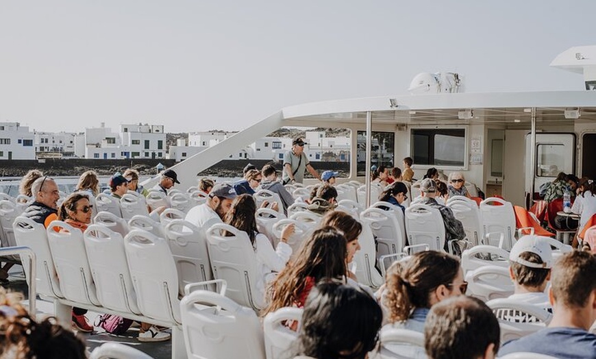 Image 10: Lanzarote: billete de barco ida y vuelta a La Graciosa con wifi