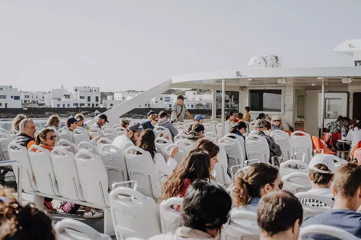 Lanzarote: billete de barco ida y vuelta a La Graciosa con wifi