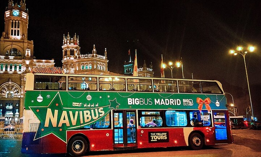 Image 1: Madrid: Visita guiada en vivo de las luces de Navidad de Navibus en...