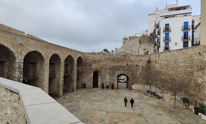 Image 2: Tour en Inglés con entradas al Castillo y escenarios GOT