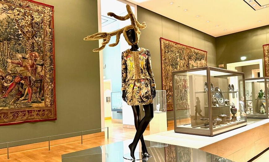 Image 8: Visite guidée privée du Louvre Fashion Expo