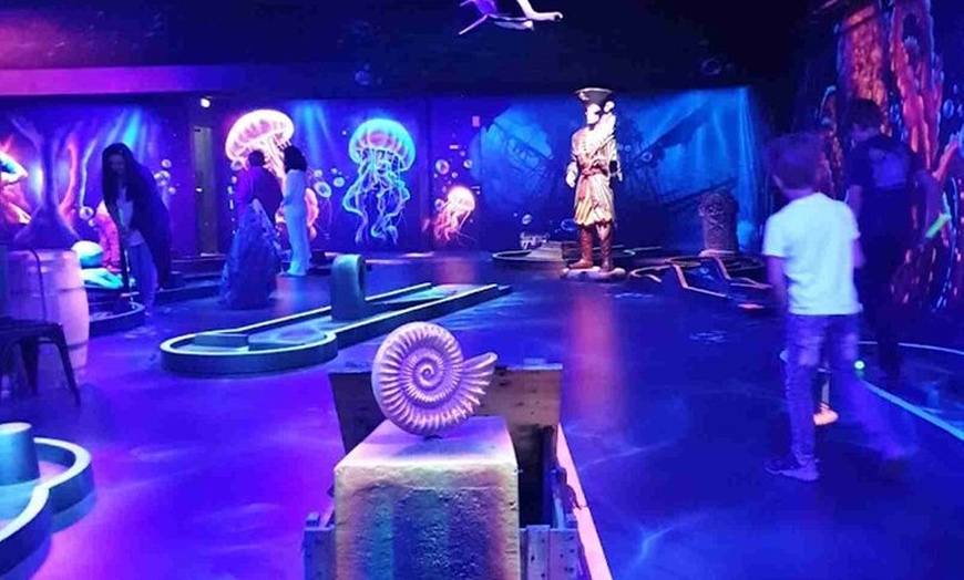 Image 3: Billet 45min Jeu - Minigolf fluorescent sous l'océan
