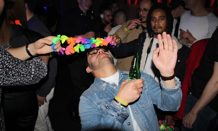 Image 6: Pubcrawl de Halloween en Madrid – Barra libre, chupitos y entrada V...