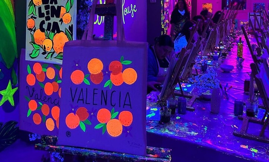 Image 6: Arte y Vino Pinta una Bolsa de Tela Neón y Bebe Vino