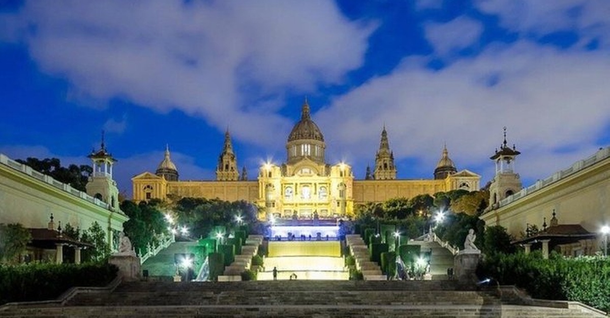 Servicio de turismo privado en taxi por Barcelona durante la noche