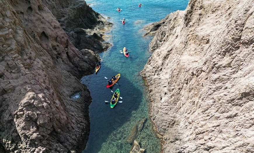 Image 2: Cabo de Gata : Tour en kayak y snorkel cara completa + fotos incluidas
