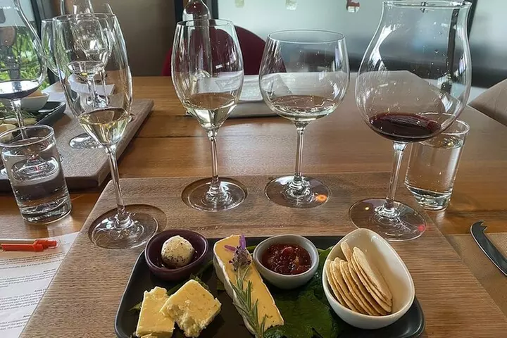 Signature Saturday Wine Tour - Primary Image