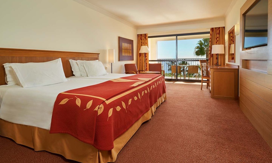 Image 2: ✈ MADEIRA | Funchal - Hotel Porto Mare 4*, 3 Nächte - Außenpool