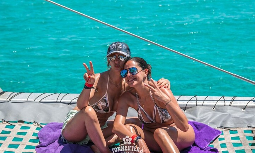 Image 11: Paseo en Catamarán a Vela con Formentera Wonders Todo Incluido