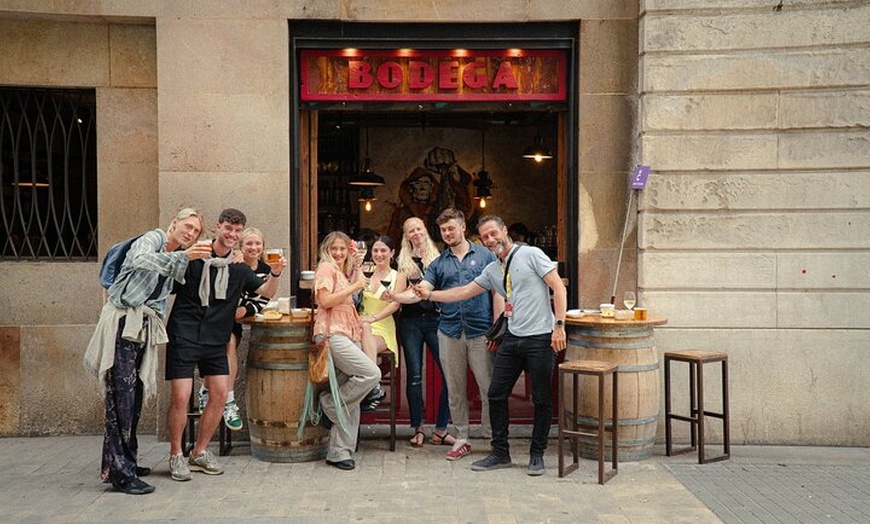 Image 10: Visita guiada a la ciudad vieja de Barcelona con tapas y bebidas