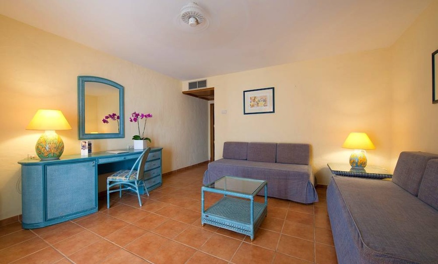 Image 10: ✈ COSTA DEL SOL | Marbella - BlueBay Banús 4*, 3 Nächte - Außenpool