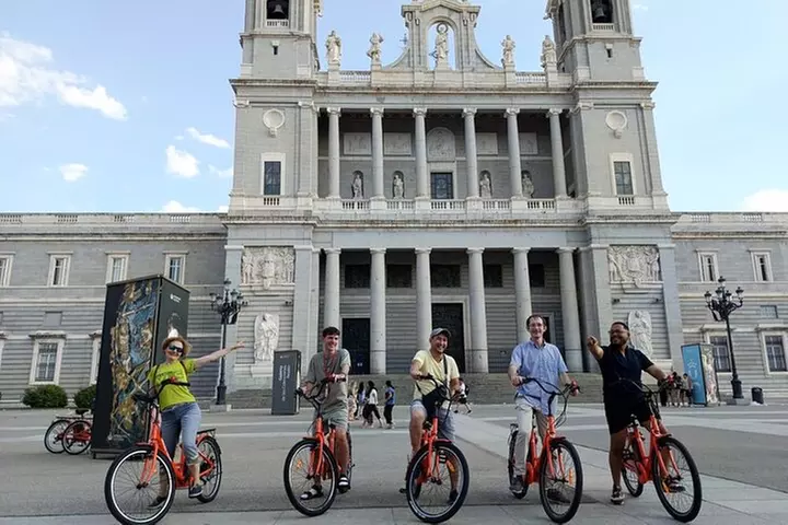Tour histórico de 2,5 horas por Madrid en bicicleta o E Bike - Primary Image
