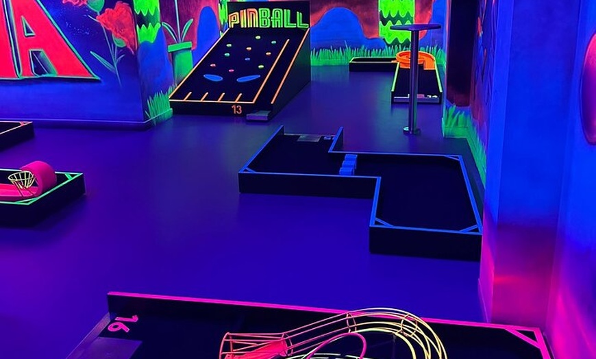 Image 2: Aventura de minigolf interior de 18 agujeros UV Glow en el corazón ...