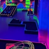 Image 2: Aventura de minigolf interior de 18 agujeros UV Glow en el corazón ...