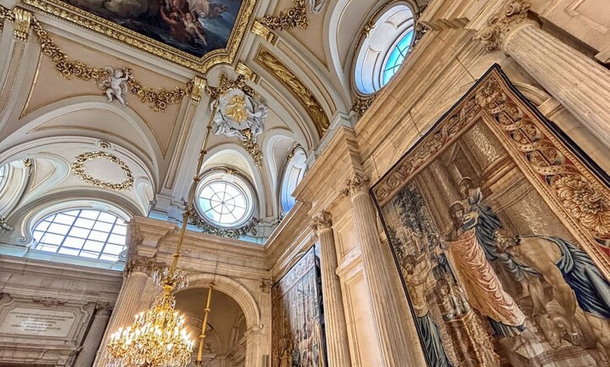 Image 30: Tour al Palacio Real de Madrid : Acceso prioritario con Guía Especi...