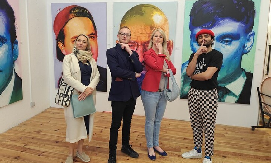 Image 11: Tour privado de galerías de arte con vino en el barrio de arte de B...