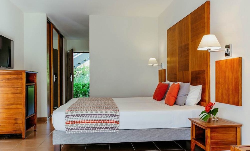 Image 4: ✈ LA RÉUNION | St Gilles - Hôtel Le Récif 3* - Piscine extérieure