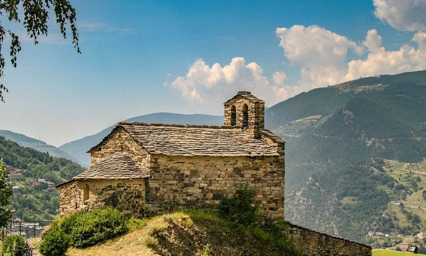Image 4: Excursión privada de un día de Barcelona a Andorra – Cómodo coche a...