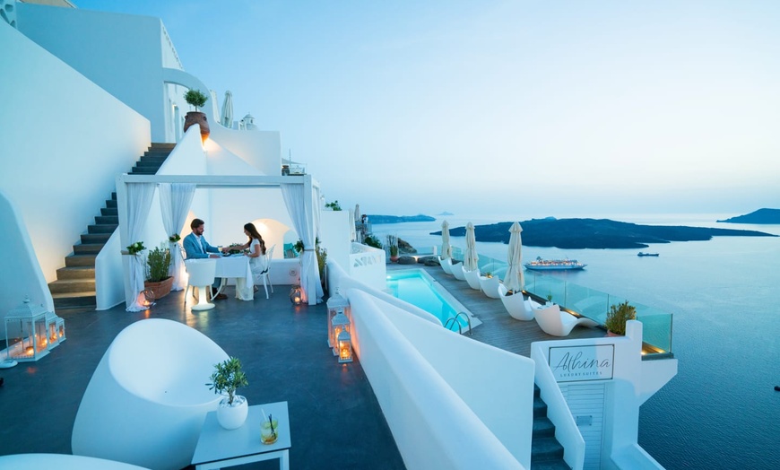 Image 17: ✈ SANTORIN | Fira - Athina Luxury Suites 5* - Vue panoramique