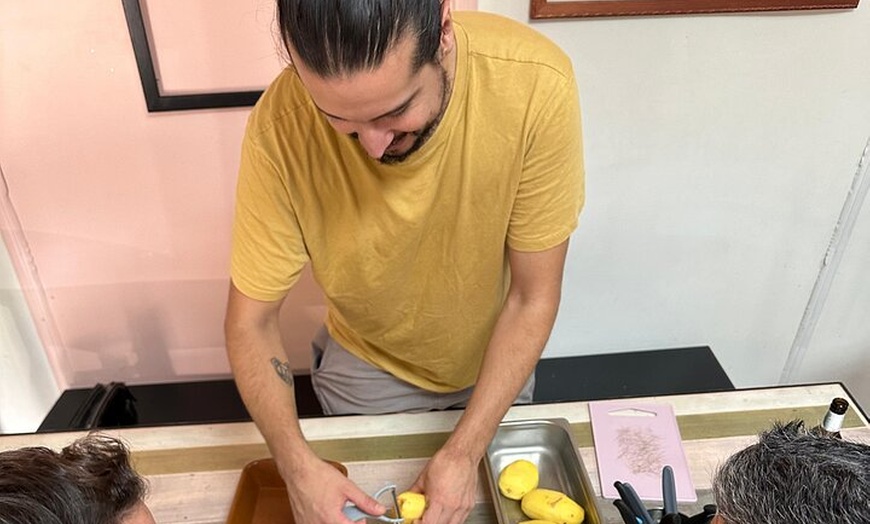Image 9: Clase de Cocina de Tapas Española con Música de Guitarra en Vivo