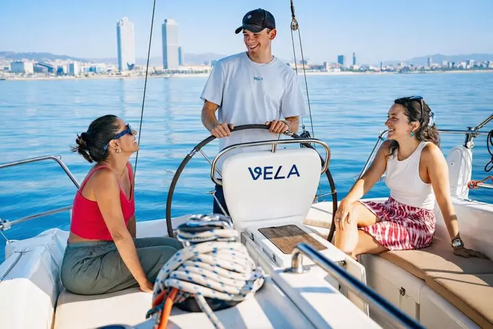 Crucero al atardecer en Barcelona liderado por Young & Local Captain