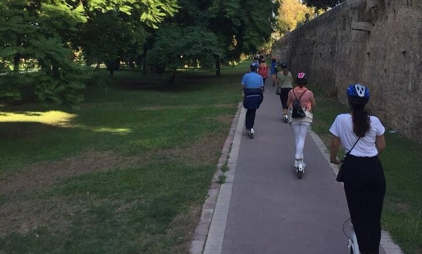 Image 8: Tour privado en moto eléctrica: Ciudad Vieja, Jardines y Ciudad de ...