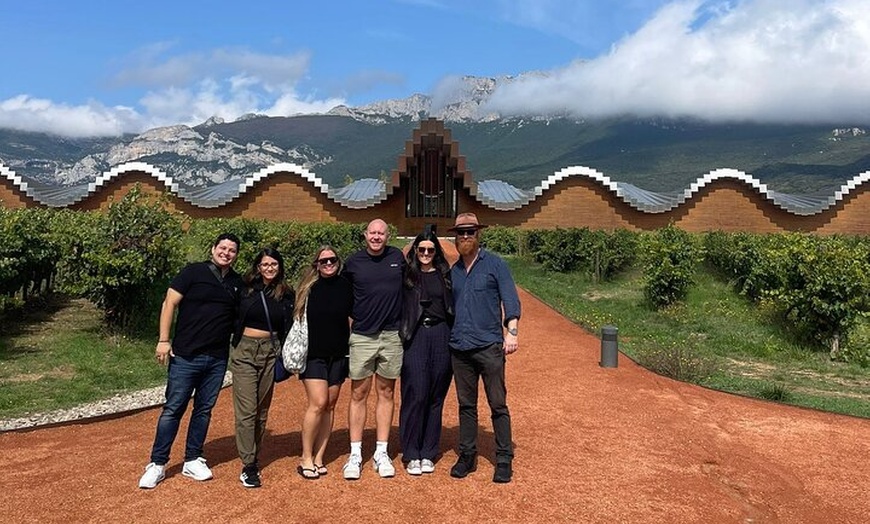 Image 2: Recorrido vinícola en grupo reducido por la Rioja arquitectónica co...