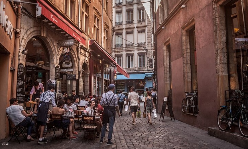 Image 1: Lyon Bites & Stories: Une savoureuse aventure en ville avec un habi...