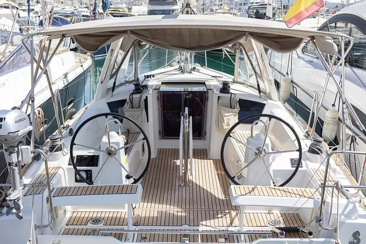 Yate a vela privado por la Bahía de Palma y calas cercanas - Primary Image