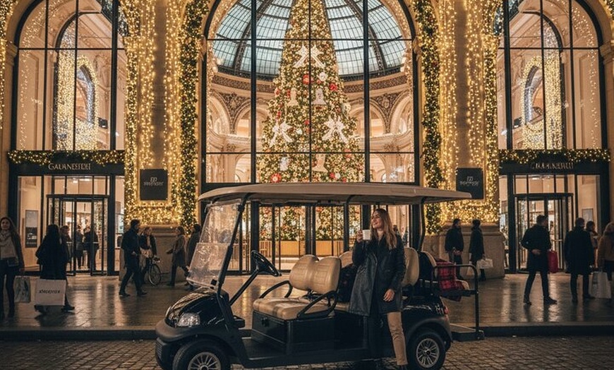 Image 2: Visite des Lumières de Noël de Paris en GolfCart : Expérience Privée