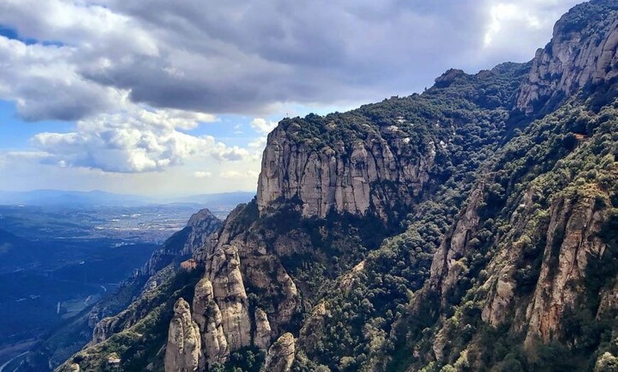 Image 10: Barcelona al Monasterio de Montserrat: Tour, Traslados y Basílica