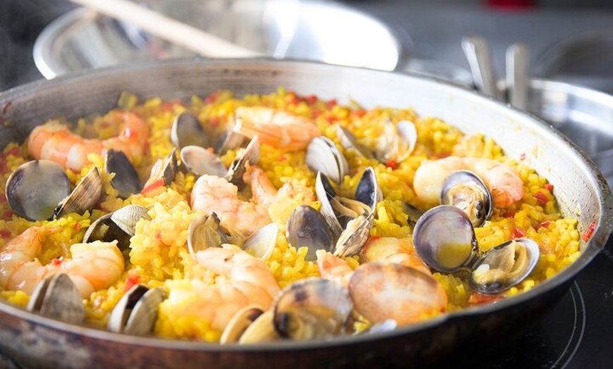 Image 13: Cocinar tres tipos de paella + postre (incluye 4 - comida de curso)