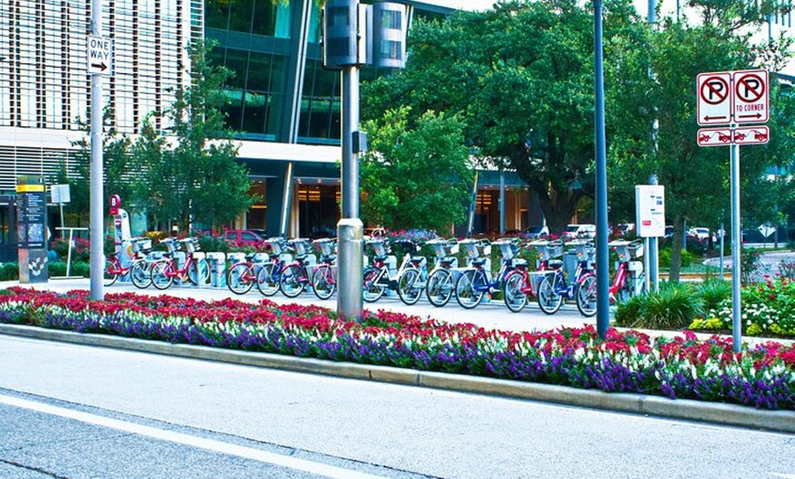 Image 19: 75 Min Best of Houston tour Small-Group