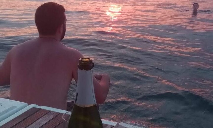 Image 11: Barcelona Sunset Private Sailing con barra libre y aperitivos