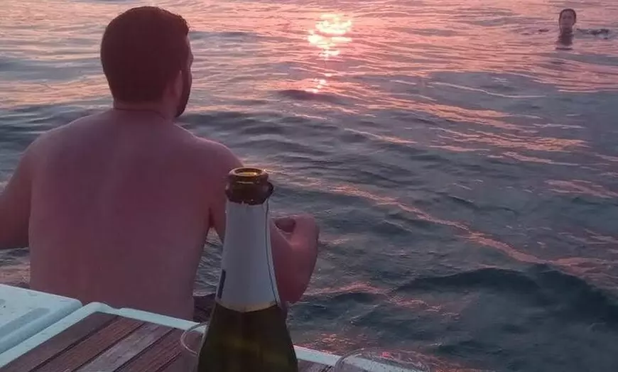 Image 12: Barcelona Sunset Private Sailing con barra libre y aperitivos