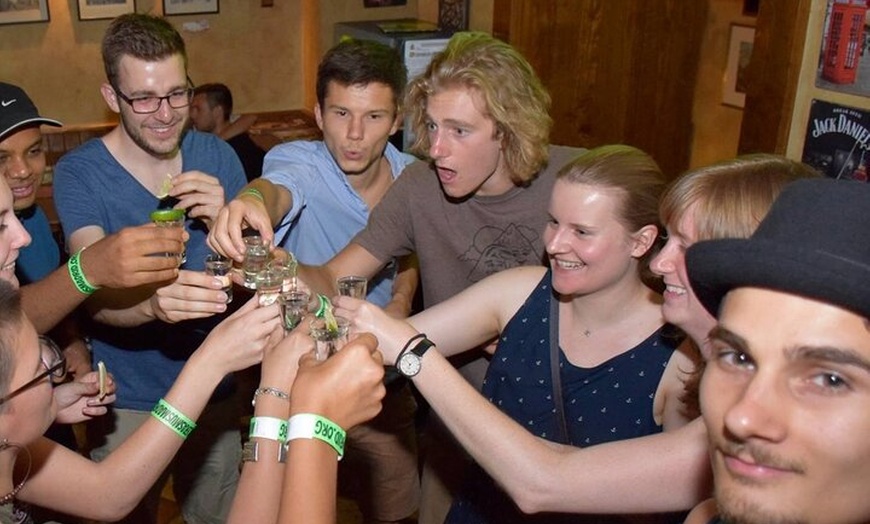 Image 5: Pubcrawl de Halloween en Madrid – Barra libre, chupitos y entrada V...