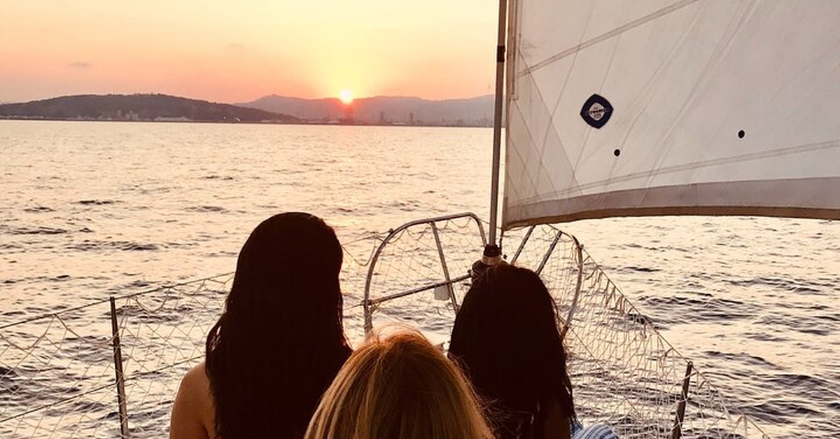 Paseo privado en velero al atardecer en Barcelona