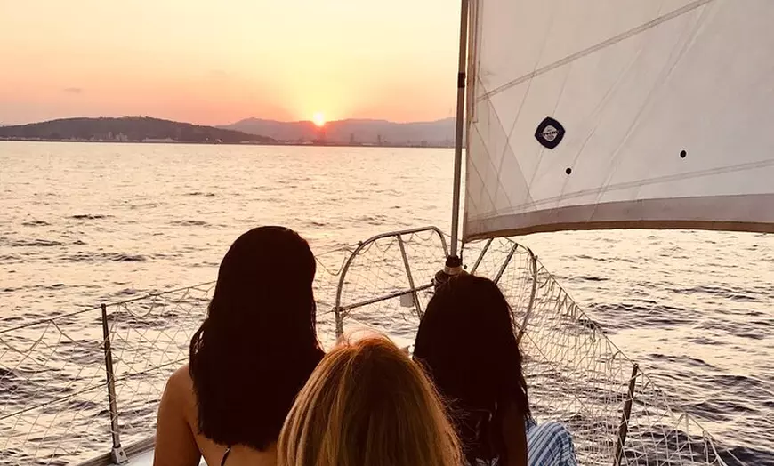 Image 4: Barcelona Sunset Private Sailing con barra libre y aperitivos