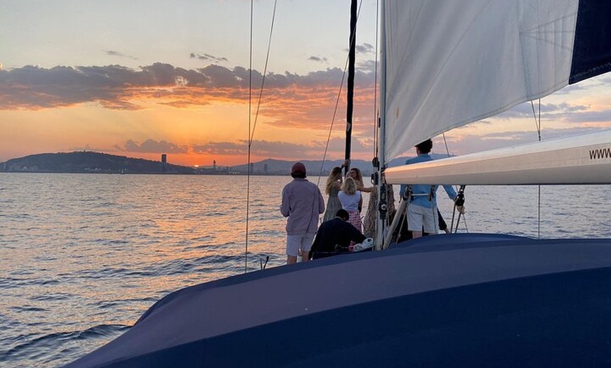 Image 5: Tour al atardecer en Barco Velero en Barcelona con Cava