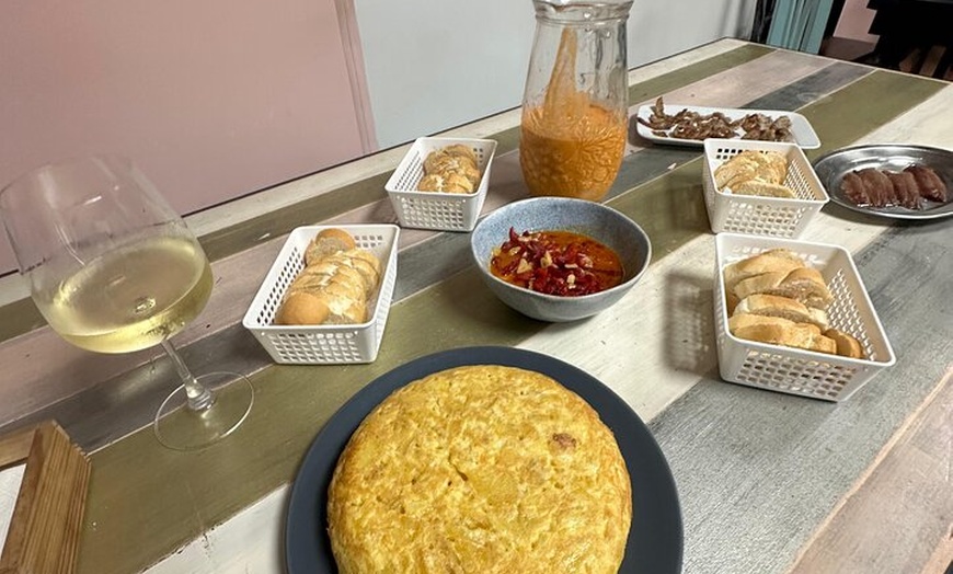 Image 16: Clase de Cocina de Tapas Española con Música de Guitarra en Vivo