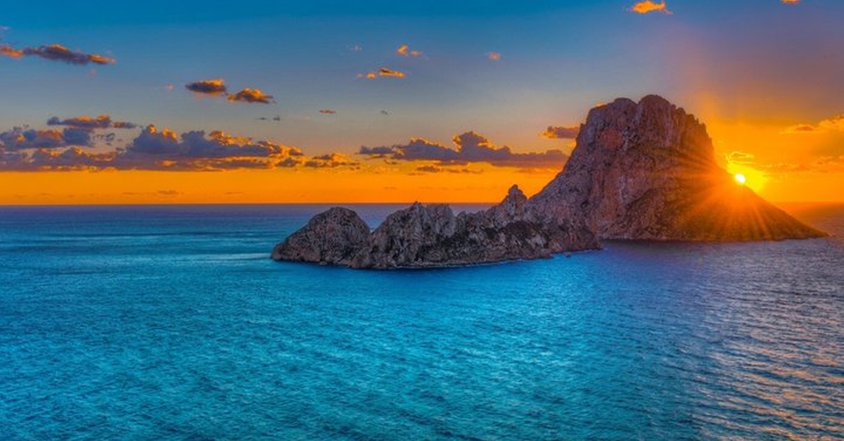 Tour privado en barco por Es Vedrà y Cala Comte en Ibiza