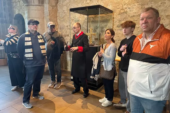 VIP Tower of London and Crown Jewels Tour with Private Beefeater Me...