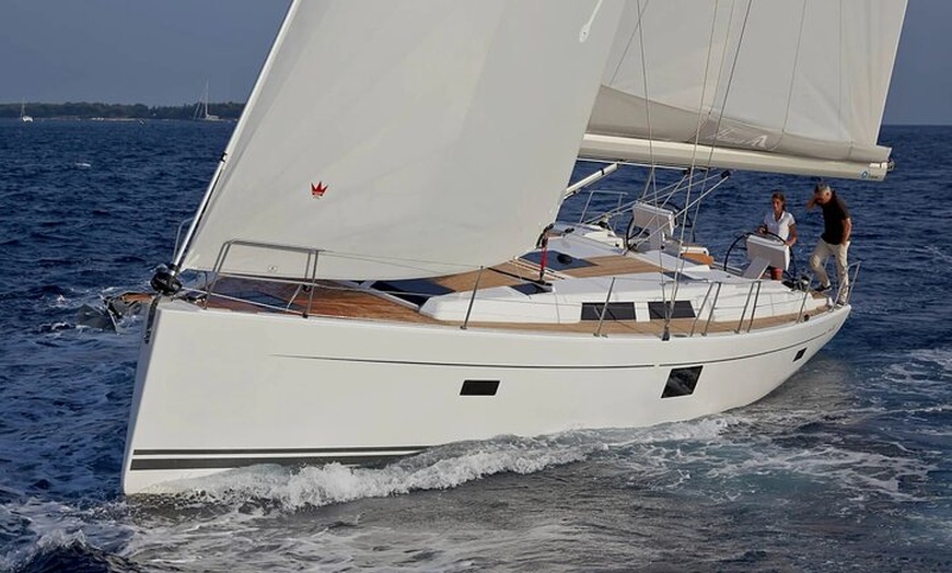 Image 2: Experiencia De Navegacion En Un Velero Exclusivo En Barcelona