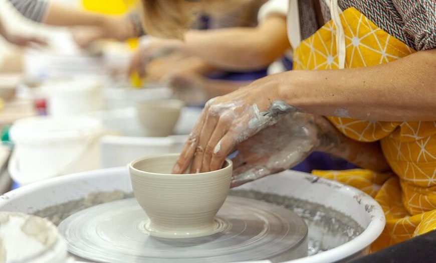 Image 3: Initiation au Tournage en Poterie Céramique à Paris