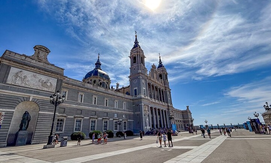 Image 41: Tour al Palacio Real de Madrid : Acceso prioritario con Guía Especi...