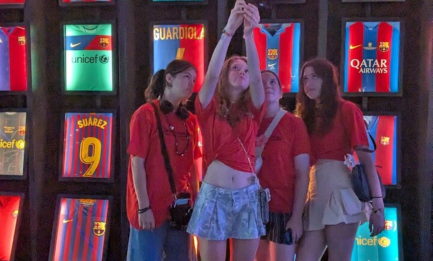 Image 4: Barcelona Football Essentials : De la Gloria a la Base