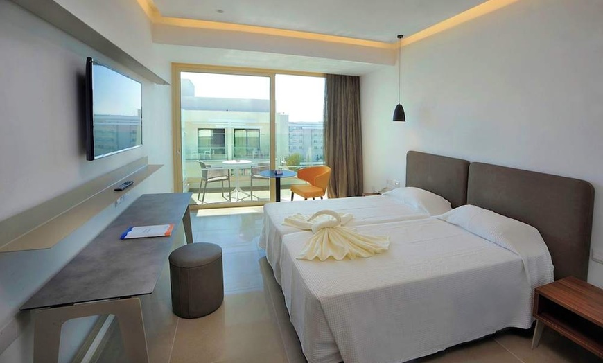 Image 10: ✈ ZYPERN | Ayia Napa - Nelia Beach Hotel 3*, 3 Nächte - Außenpool